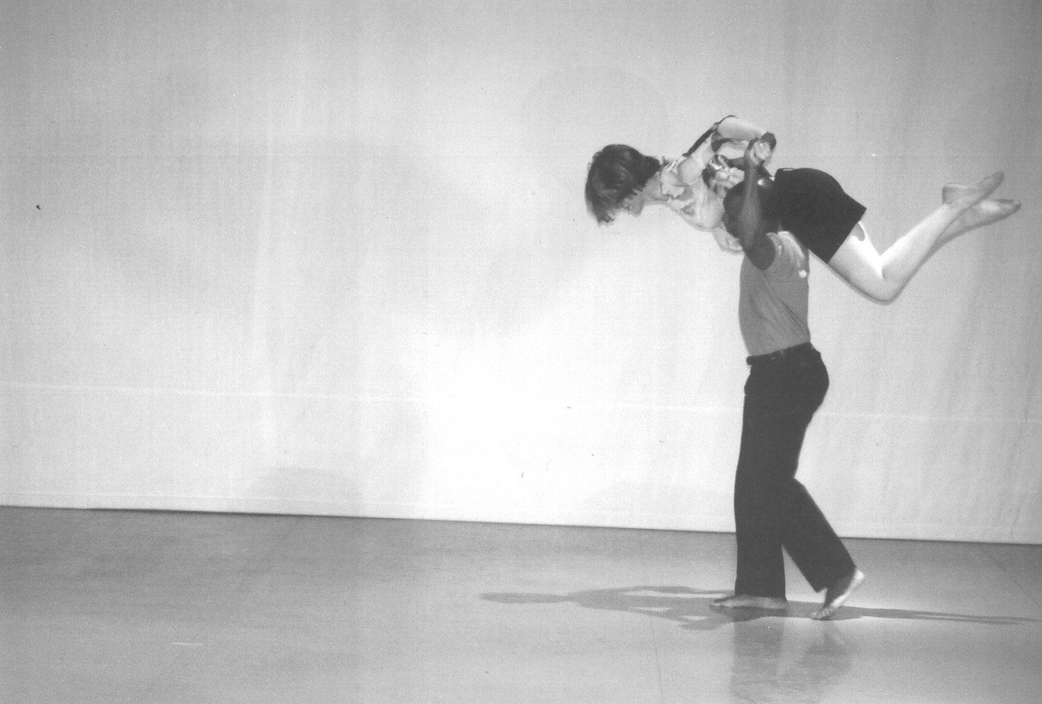 Boris Willis lifting Emily Berry across his shoulders in Aliens