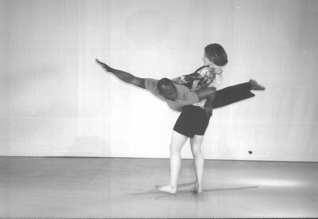 Boris Willis lifting Emily Berry across his shoulders with both legs extended, Aliens
